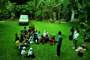 RHD. Kelas Komunitas Interaksi di Pelataran Mappasomba bersama Tamu dari Utrecht University Belanda (23.10.2013)