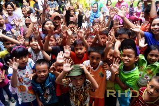 RHD. Kelas Komunitas, Rumah Hijau Denassa (RHD) berkumpul untuk mempersiapkan keikutsertaan dalam lomba mewarnai Bank Permata Makassar (20/06/2014).