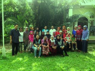 RHD. Peserta, Panitia, dan Narasumber Sosialisasi Royong di Rumah Hijau Denassa (02.06.2016)