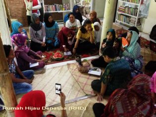 RHD. Peserta Sosialisasi Royong mendengarkan lantunan Royong yang dibawakan Daeng Ratang di Ruang Baca Rumah Hijau Denassa (Foto: Darmawan Denassa)
