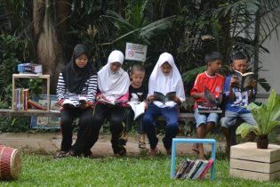 RHD. Pengunjung membaca di TBM Denassa, Kampung Literasi Borongtala