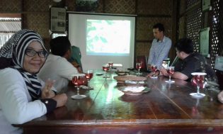 Darmawan Denassa Memaparkan Latar Belakang dan Usaha Rumah Hijua Denassa dalam Melaksanakan Konservasi Lingkungan dan Edukasi