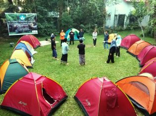 RHD. Beberapa Peserta Residensi Ikut Ice Breaking saat Greencamp di Pelataran Mappasomba, Rumah Hijau Denassa (03.08.2018)