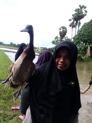 RHD. Salah seorang peserta berhasil menangkap bebek dalam kegiatan Outbond di Rumah Hijau Denassa (24/12/2018)