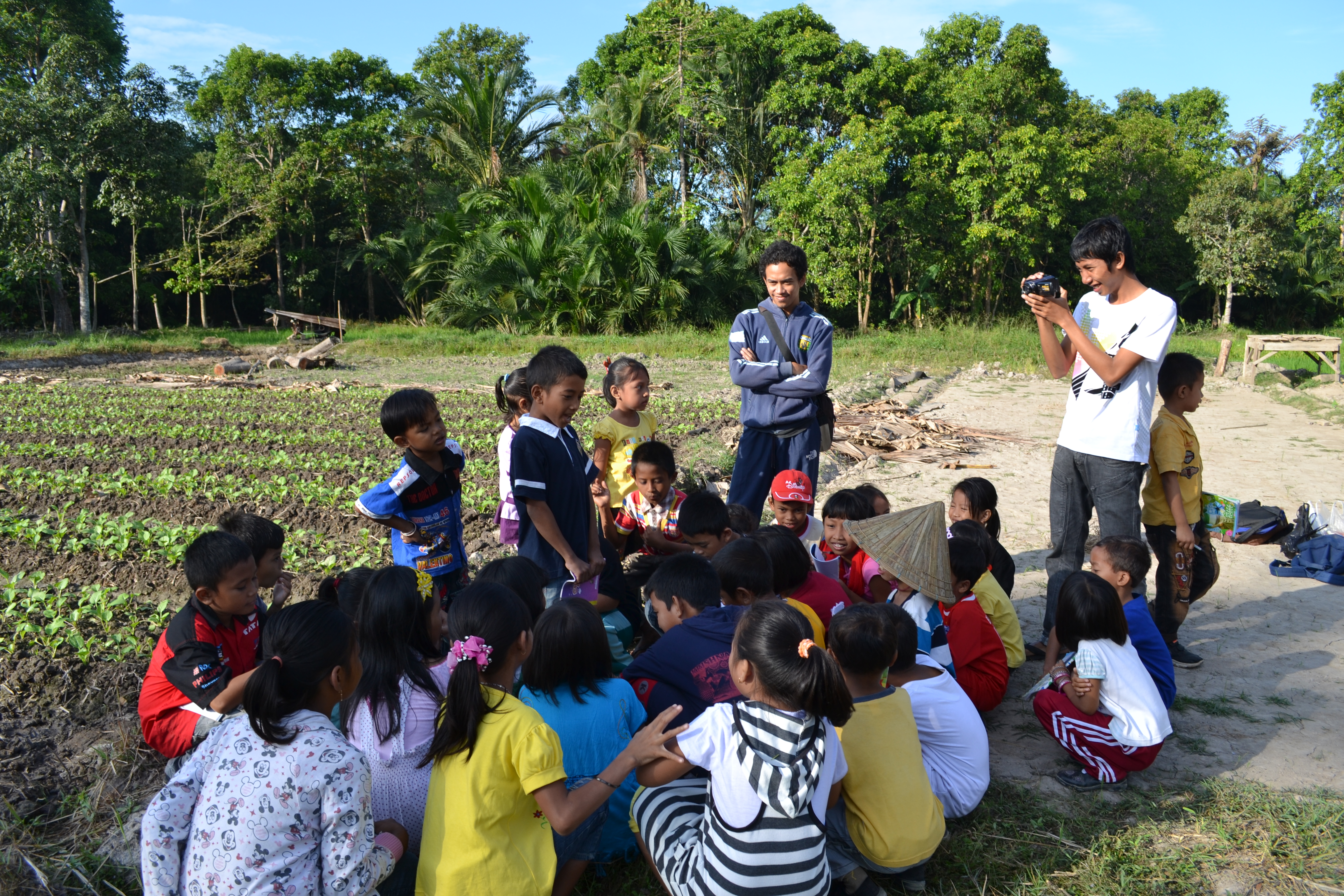 BELAJAR DI SAWAH. Outing Class Rumah Hijau Denassa (RHD) belajar di sawah Salekowa