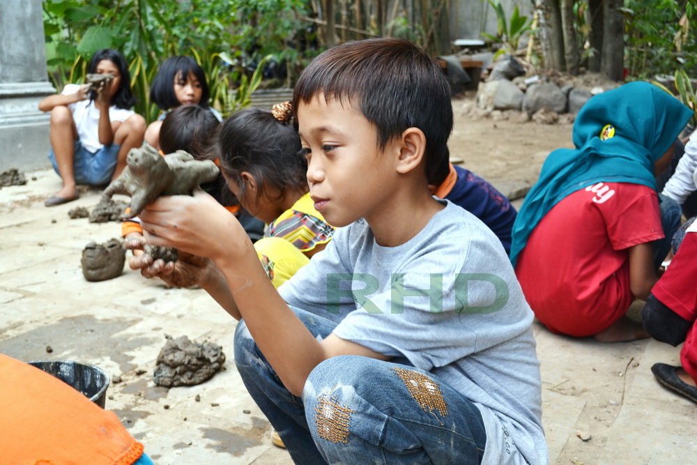 Membuat Tedong-tedong dan karya lain dari tanah liat di Rumah Hijau Denassa (RHD)