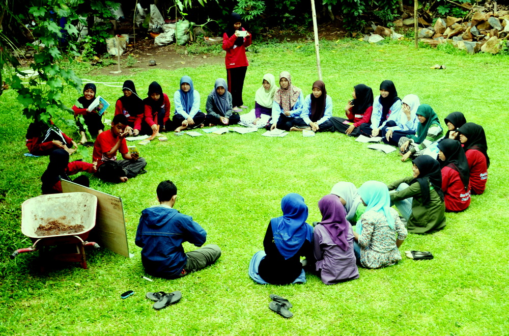 English Club of SMAN 1 Bontonompo dalam acara ESD di Rumah Hijau Denassa (RHD) 13/3/2013. Foto: Denassa