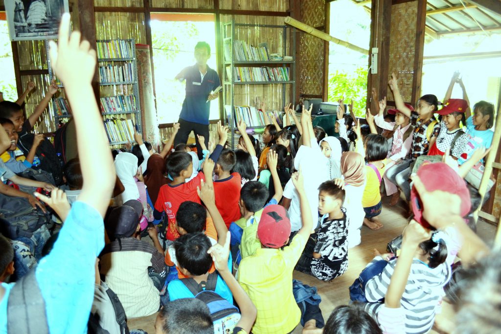 DARMAWAN DENASSA Bersama Salah pengunjung di Perpustakaan Denassa