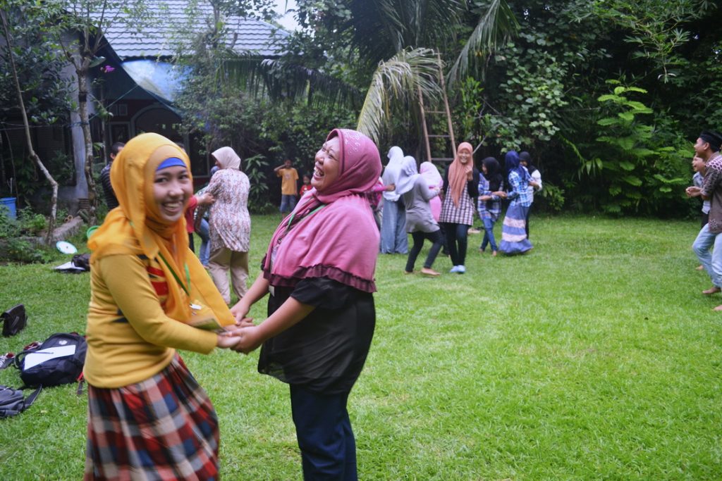 TERTAWA LEPAS. Peserta Outbound di Rumah Hijau Denassa (RHD) menikmati permainan dengan melepas tawa