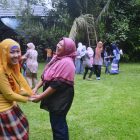 TERTAWA LEPAS. Peserta Outbound di Rumah Hijau Denassa (RHD) menikmati permainan dengan melepas tawa