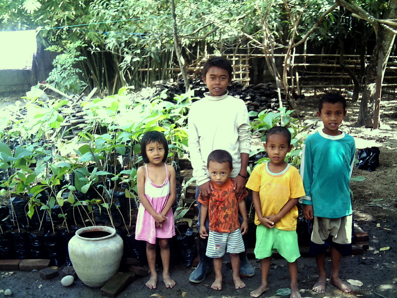 Taco, Fadil, Syahrul, dkk di Nursery tahun 2007 yang sedang mengembangkan Jati lokal