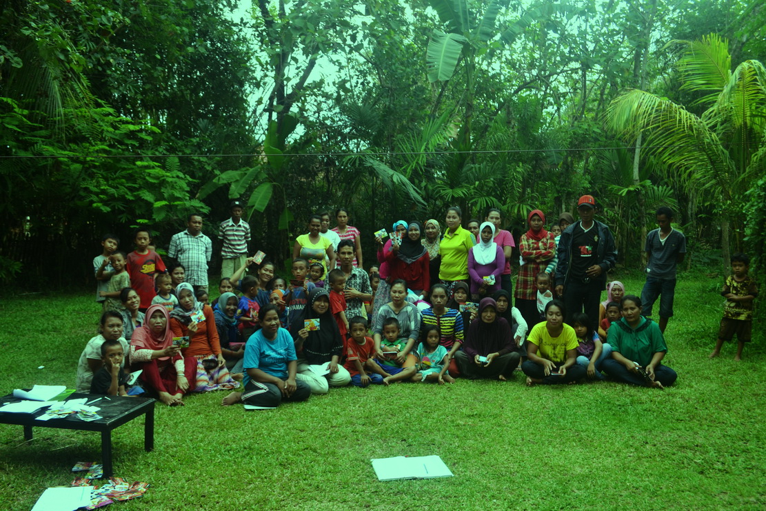 Peserta Kelas Komunitas didampingi orang tua menerima buku tabungan dari Bank Permata Makassar, di Pelataran Mappasomba Rumah Hijau Denassa (23.11.2013)