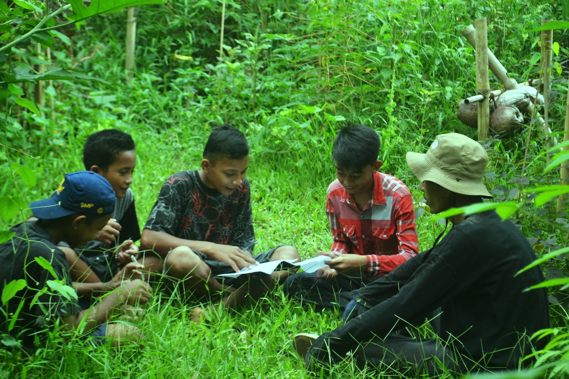 Siswa SMPN 1 Bontonompo mewawancarai Denassa di Nursery (21.11.2014)