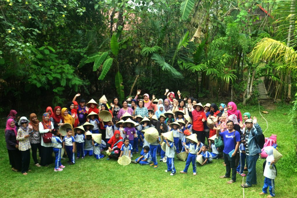 Peserta kegiatan foto bersama di Pelataran Mappasomba sebelum menuju sawah .