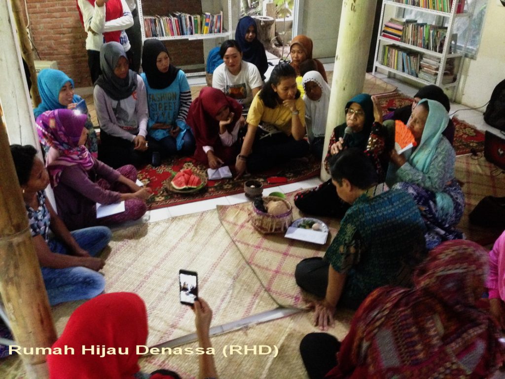 RHD. Peserta Sosialisasi Royong mendengarkan lantunan Royong yang dibawakan Daeng Ratang di Ruang Baca Rumah Hijau Denassa (Foto: Darmawan Denassa)