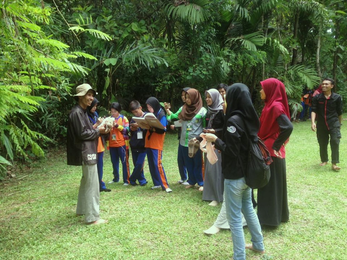 kunjungan-green-school-smkn-7-makassar-di-rumah-hijau-denassa-rhd