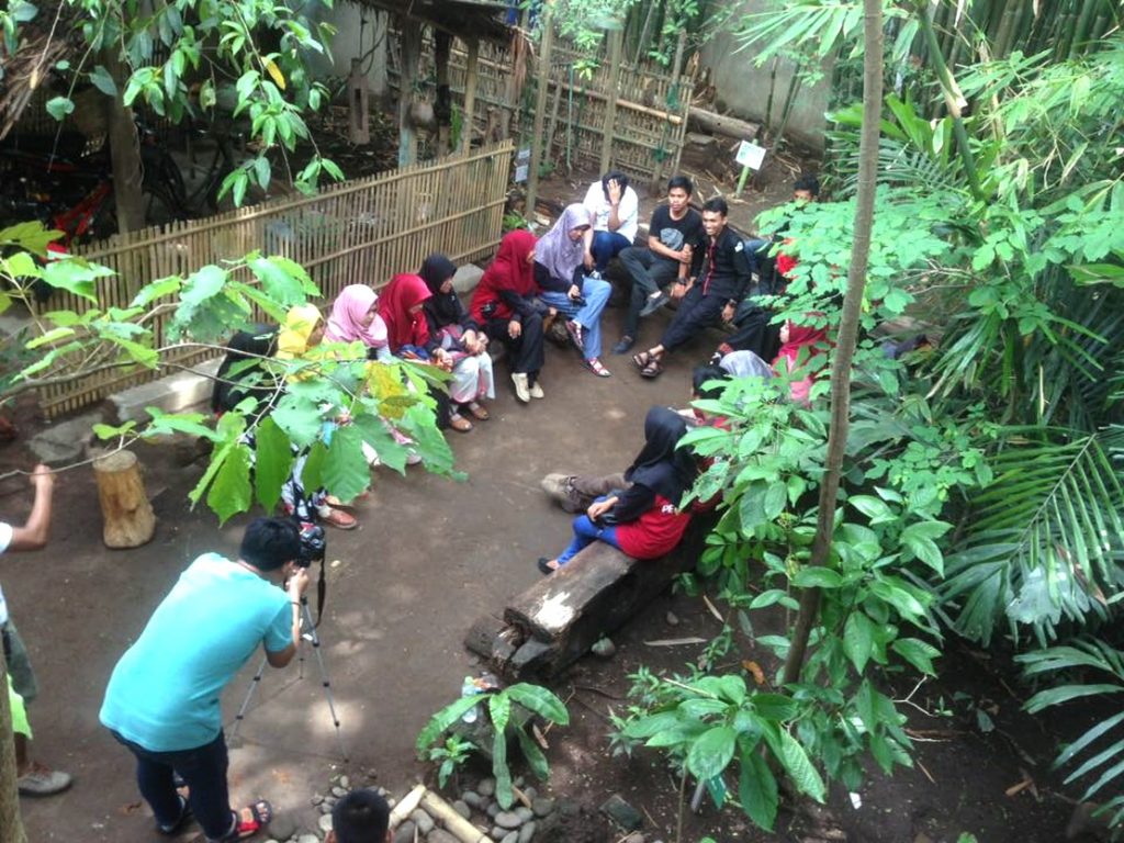 rhd-penggiat-english-petualang-elang-community-di-tempat diskusi rumah-hijau-denassa-rhd-ahad-25-september-2016