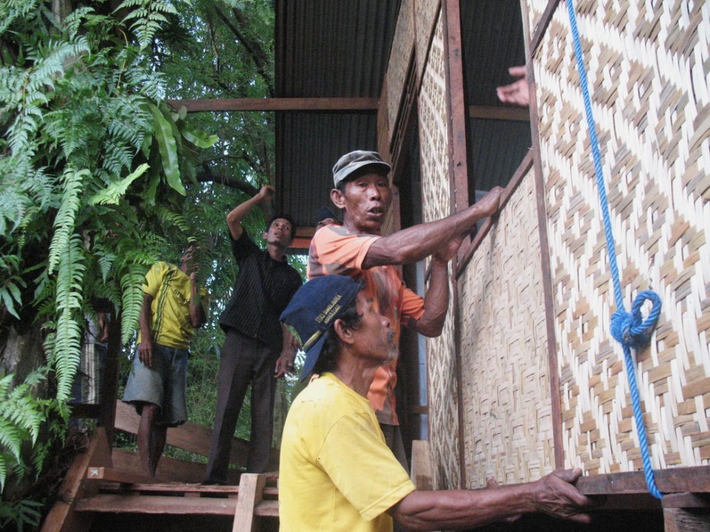 RHD. Suasana Pemasangan Dinding Depan Bimbi Room di Rumah Hijau Denassa (RHD)