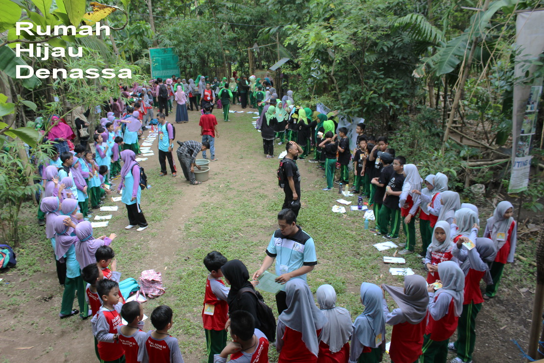 RHD. Peserta Field Trip Sekolah Islam Al Azhar 34 Makassar di Pelataran Karannuang Rumah Hijau Denassa (20.10.2016)