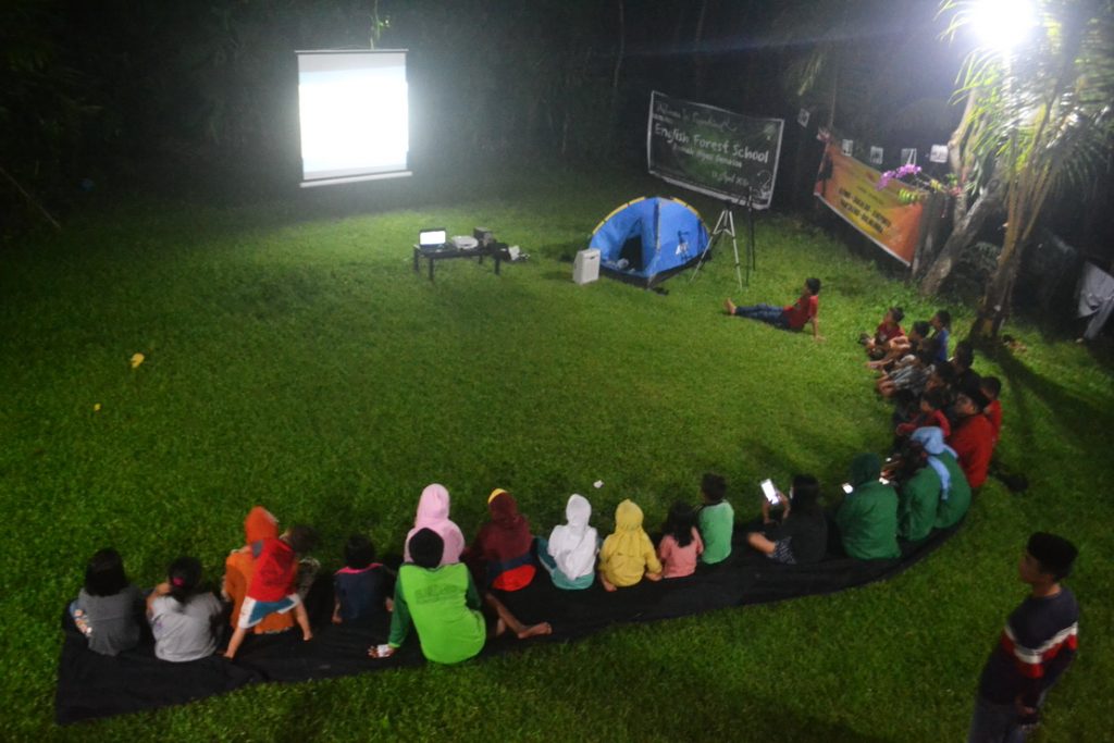 RHD. Suasana Nonton Bareng Bacpaker Menginspirasi di Pelataran mappasomba Rumah Hijau Denassa (RHD)