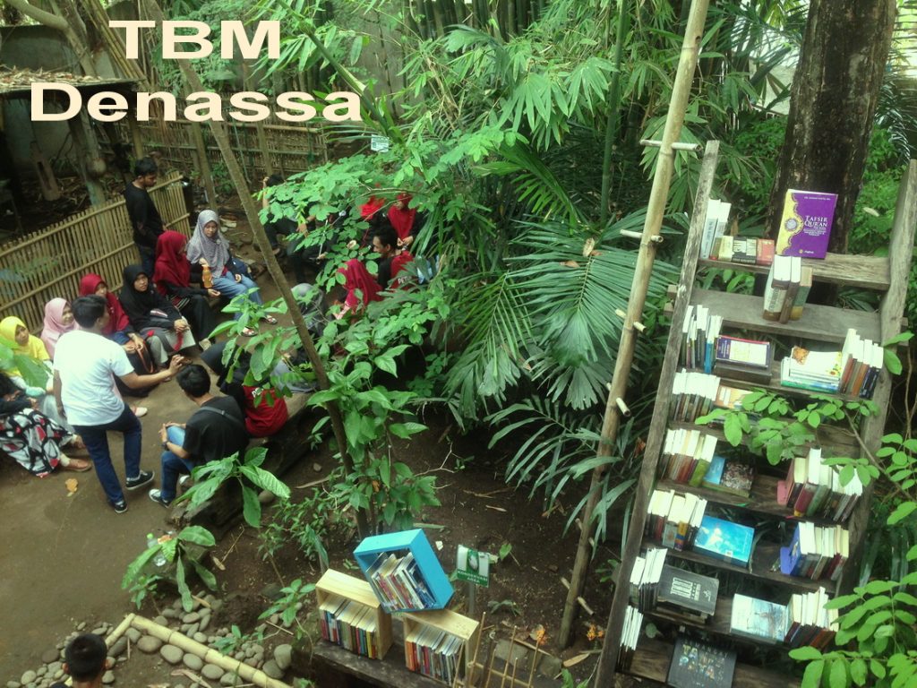 RHD. Suasana di Taman Bacaan Masyarakat (TBM) Denassa dalam Kawasan Rumah Hijau Denassa (RHD) yang Merupakan Sekretariat Kampung Literasi Borongtala, Gowa, Sulsel