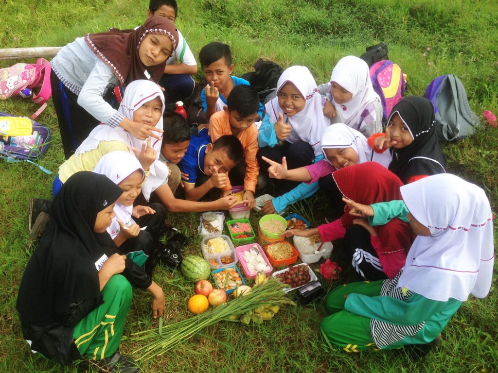 RHD. Kelas Komunitas Ruamh Hijau Denassa (RHD) peserta Outing Class Kampung Literasi di Persawahan saat akan makan bersama (Foto; Denassa)