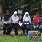 RHD. Pengunjung membaca di TBM Denassa, Kampung Literasi Borongtala