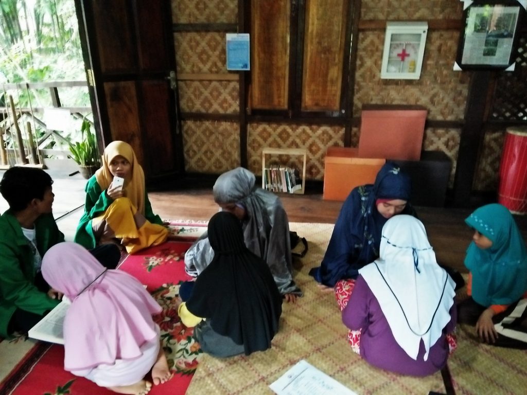 RHD. Kelas Komunitas Rumah Hijau Denassa (RHD) belajar mengaji di Bimbi Room dibimbing peserta KKN UIN Alauddin Makassar