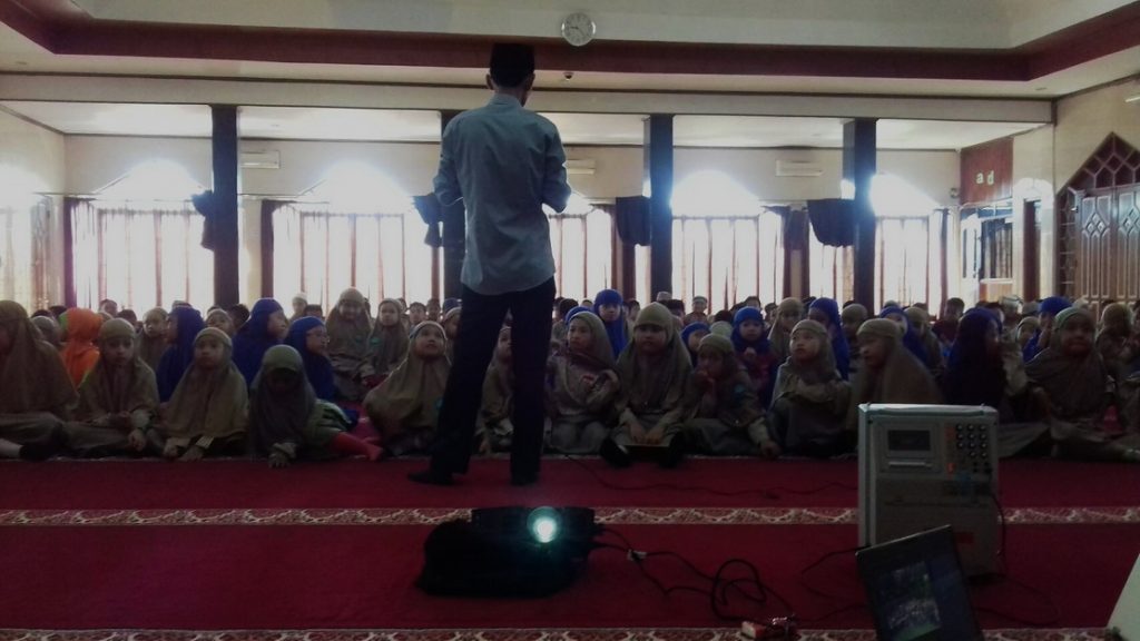 RHD. Darmawan Denassa, bersama siswa kelas 1 SDIT Wihdatul Ummah Makassar (01.03.2017)