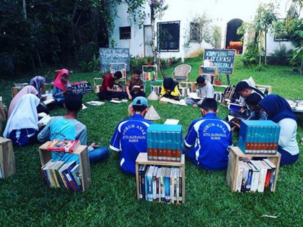 RHD. Suasana Lingkar Baca di Kampung Literasi Borongtala (15.06.2017)