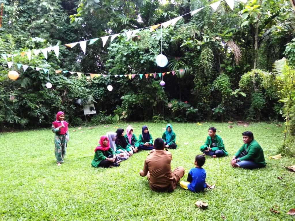 RHD. KKN UIN Alauddin Makassar 2018 melakukan Penjajakan di Rumah Hijau Denassa (RHD) bersama Staf Kelurahan Tamallayang, Syarifuddin Tompo di RHD (02.01.2018)