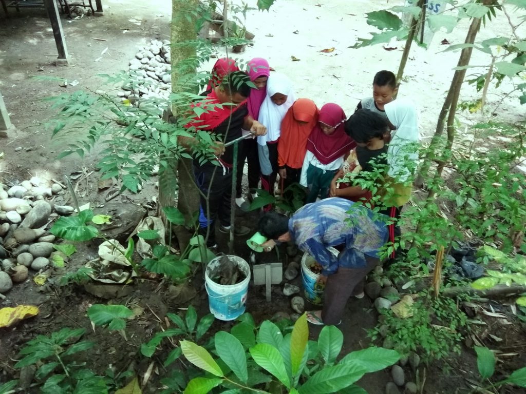 RHD. Membuat Biopori Bersama Siswa SDN Bontonompo di Area Konservasi Selatan, Rumah Hijau Denassa (RHD) 28.03.2018