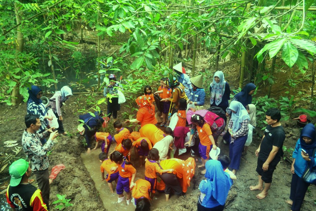 RHD. Peserta Didik TK Al Mira Makassar sedang Tangkap Ikan di Rumah Hijau Denassa (01.03.2018)