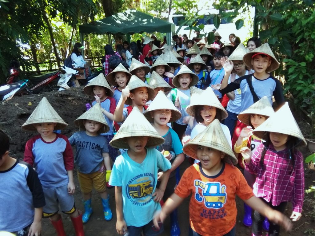 RHD. Peserta Didik Eagle's Nest Academy (ENA) Makassar Tiba di Rumah Hijau Denassa (RHD) untuk mengikuti Rangkaian Kegiatan Belajar Produksi Pangan (28.04.2018)