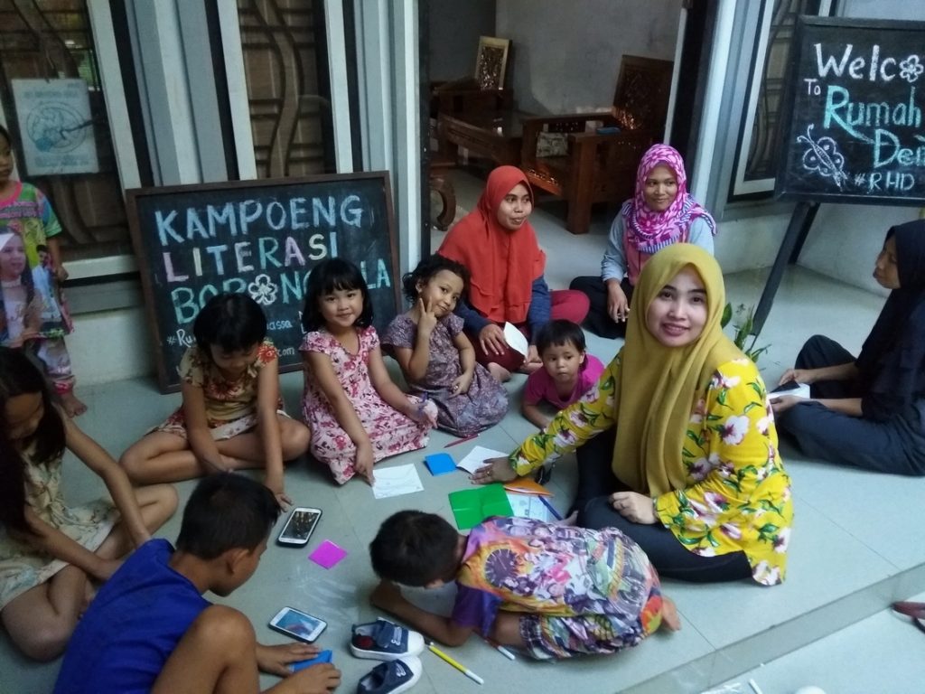 RHD. Kelas Komunitas RHD Melipat Kertas dan Menggambar di Teras Menjelang Petang (06.07.2018)