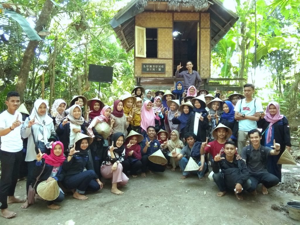 RHD. Mahasiswa Ilmu Perpustakaan UINAM Angkatan 2015 di Rumah Hijau Denassa (RHD), 08 Juli 2018.