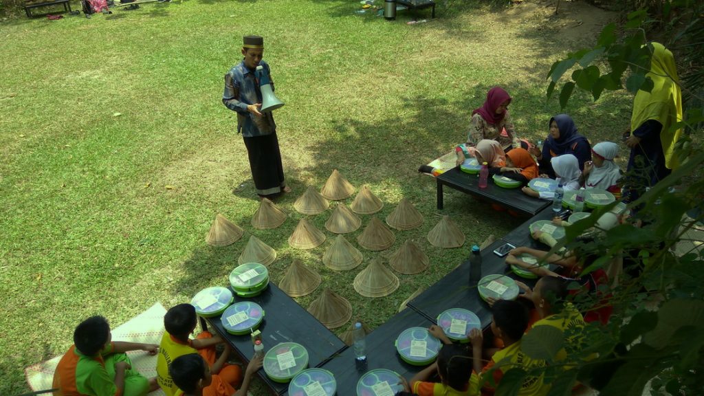 RHD. Darmawan Denassa Bersama Siswa SD Inpres Mallengkeri Makassar di Rumah Hijau Denassa (03.11.2018)