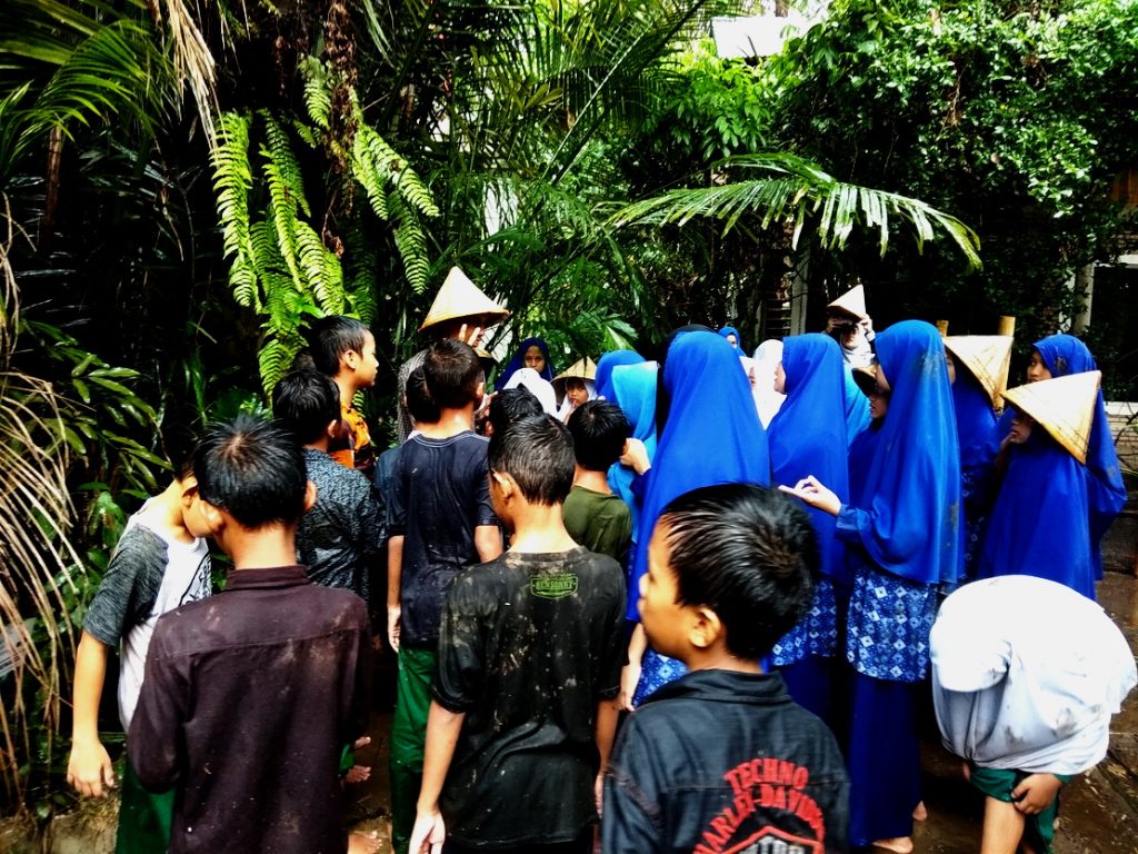 RHD. Santri Darul Istiqamah Maros sedang Belajar Kekayaan Hayati bersama Darmawan Denassa di Rumah Hijau Denassa (28.11.2018)