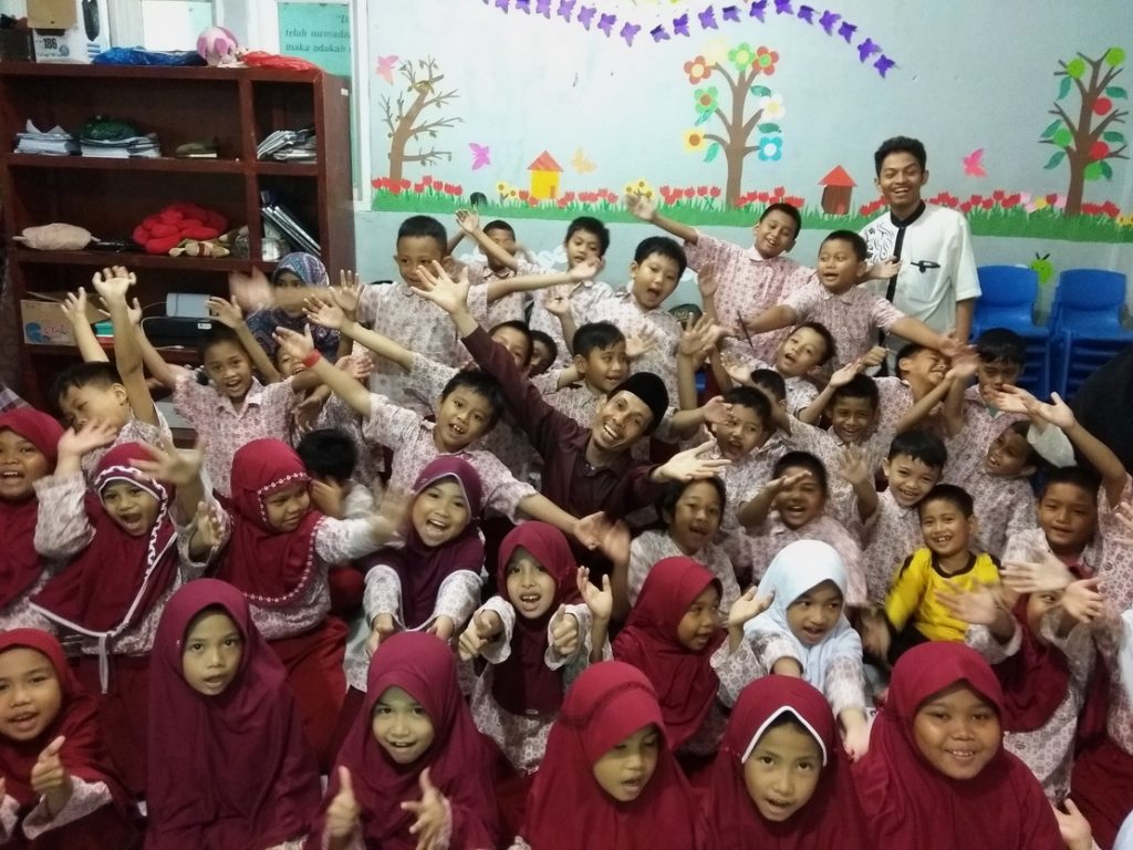 RHD. Darmawan Denassa bersama Siswa Kelas 2 MITQ Azhar Center Makassar (06.02.2019)