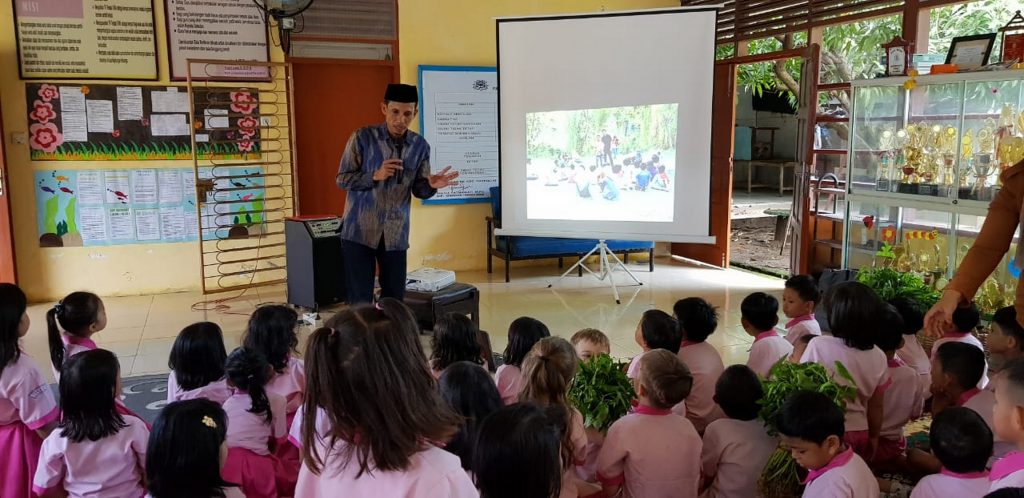 RHD. Darmawan Denassa bersama Peserta Didik PAUD Teratai DPW UNM (04/03/2019)