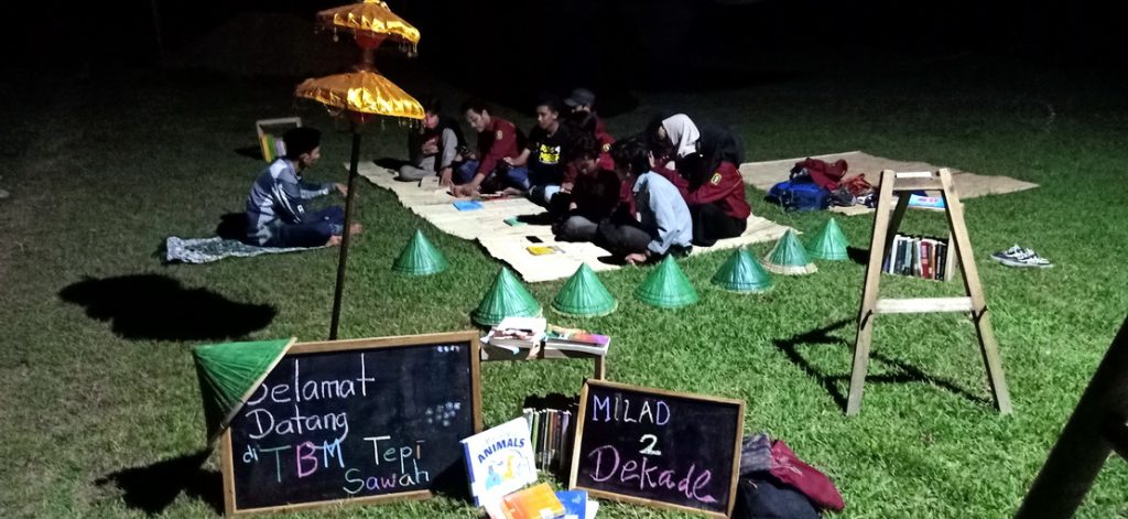 RHD. Mahasiswa Ilmu Perpustakaan UINAM Diskusi Bersama Darmawan Denassa di TBM Tepi Sawah (26.07.2019)