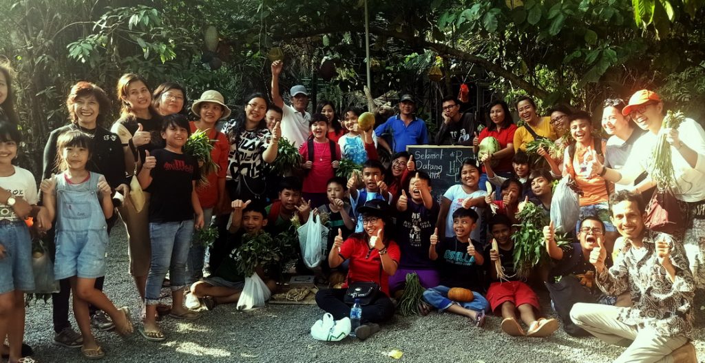 RHD. Orang Tua, Siswa, dan Guru SD Bina Kasih Makassar foto bersama di Front Page Rumah Hijau Denassa (20/10/2019)