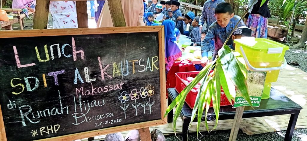 RHD. Peserta Didik Sekolah Dasar Islam Terpadu (SDIT) Al Kautsar di Rumah Hijau Denassa (RHD)