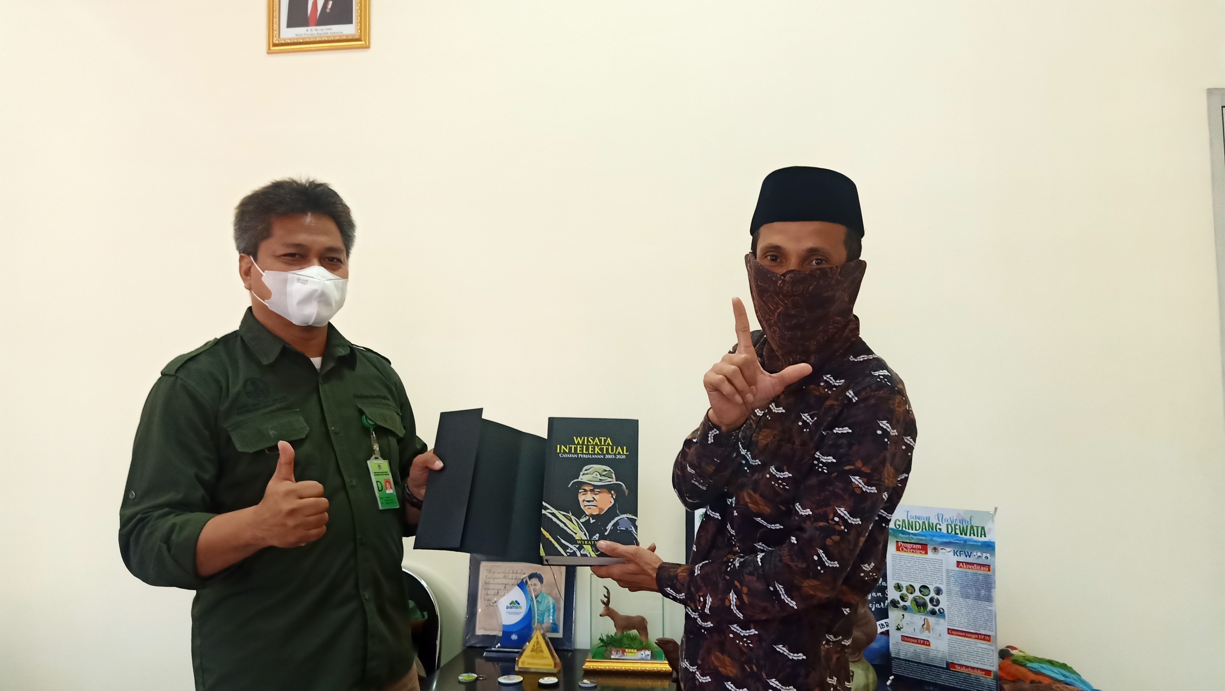 Denassa bersama Kepala Balai BKSDA Sulsel, Thomas Nifimluri (25.05.2021)