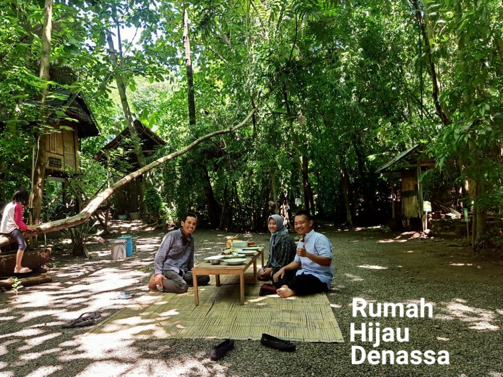 RHD. Pengelola Kampung Literasi Bukit Ompoe bersama Darmawan Denassa di Pelaatran Karannuang (09.01.2021)