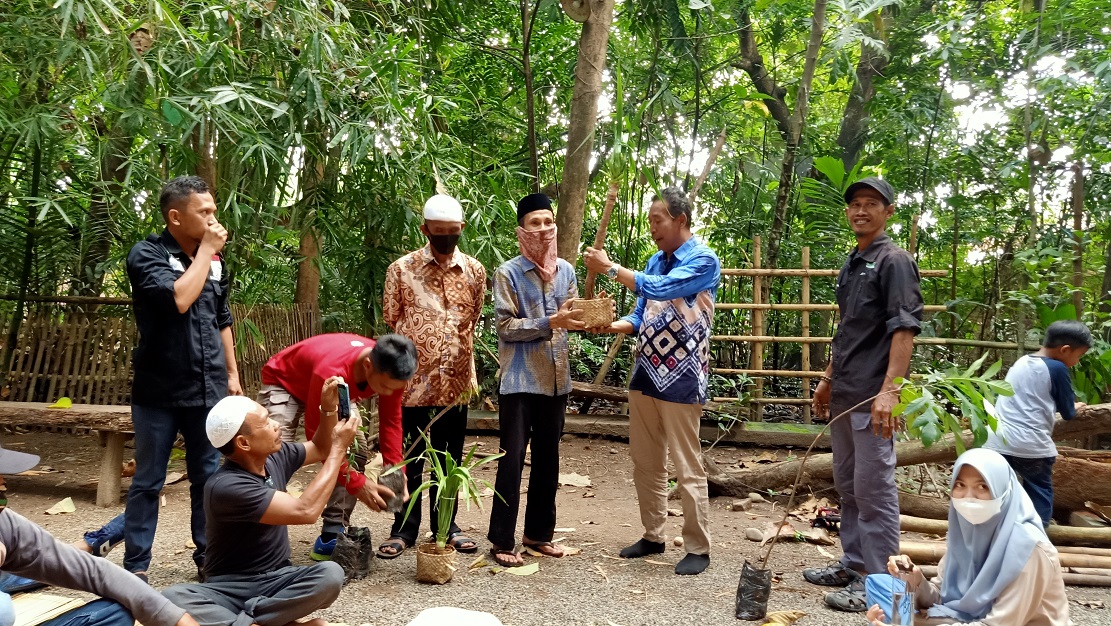 RHD. Serahterima Tanaman Kades Salenrang, Iwan Dento, dan Darmawan Denassa (22.05.2021)