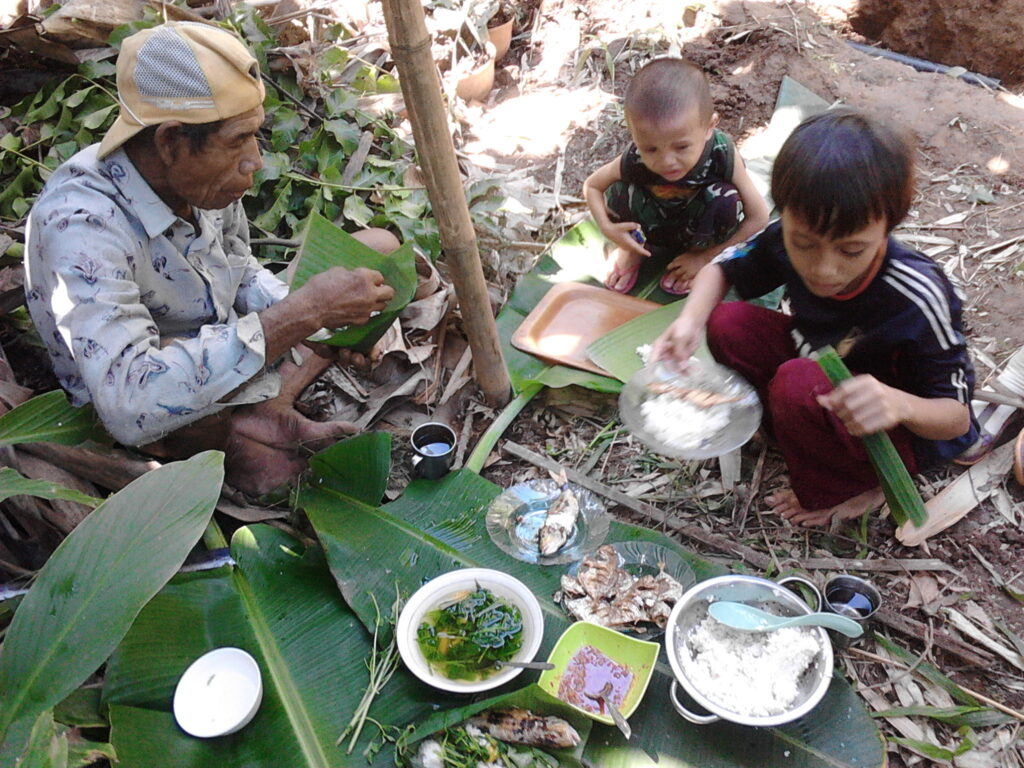 Makan Siang di Kebun