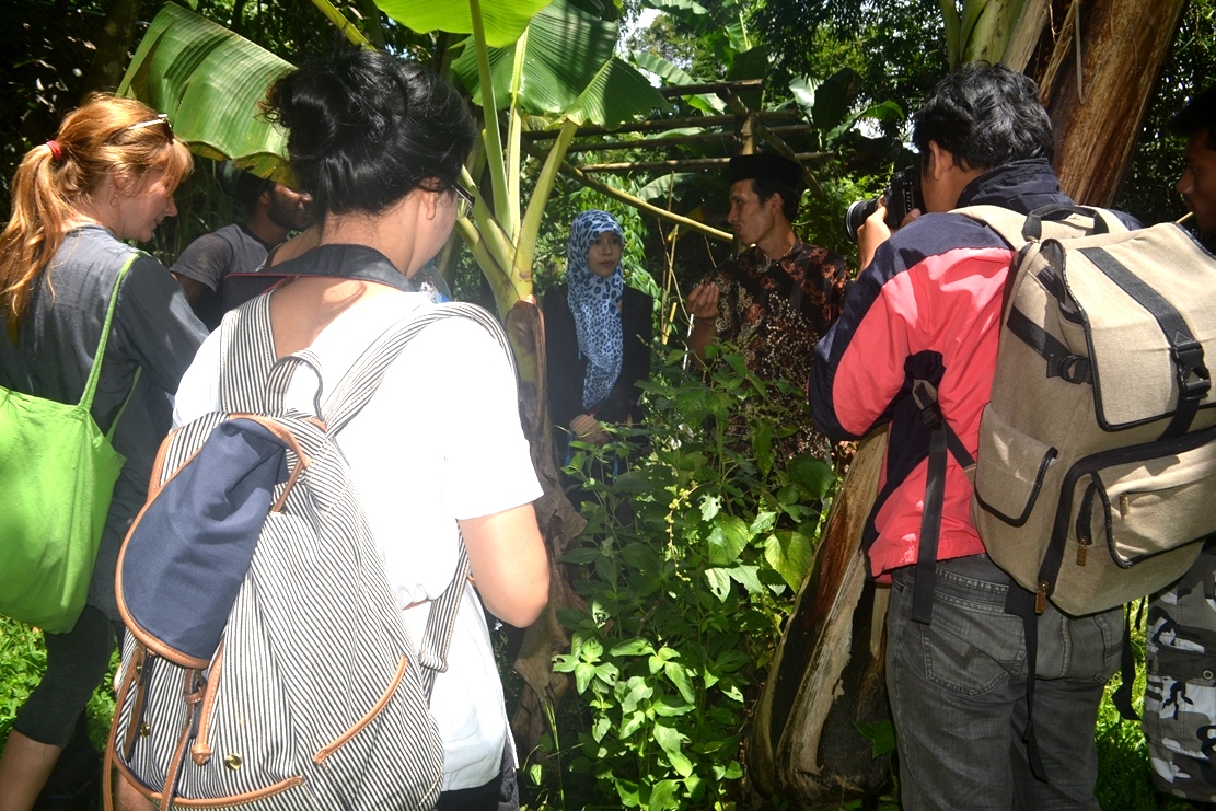 Pemuda dari 12 Negara Belajar di Kebun RHD Bersama Denassa